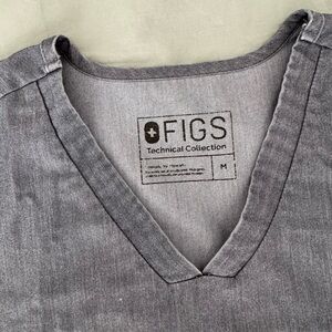 FIGS Graphite V-Neck 6-pocket Scrub Top

Used. Fair condition.